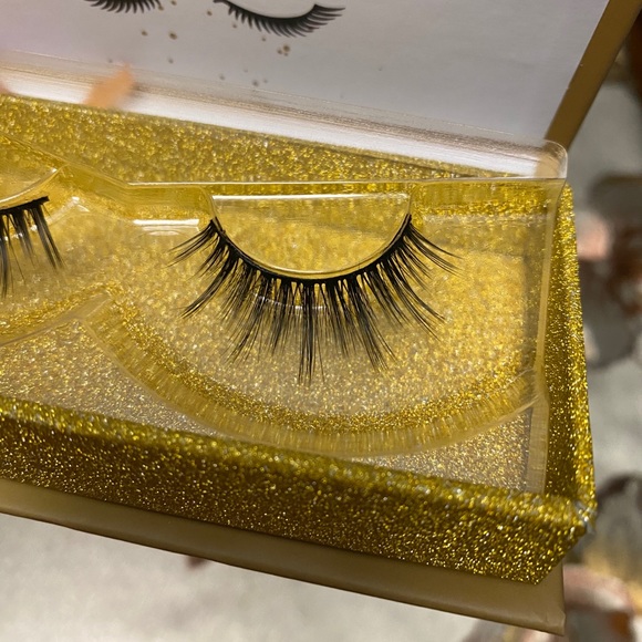 Lashes - Picture 3 of 5